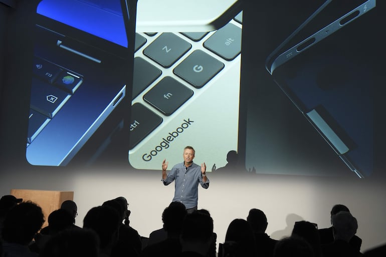 Fotografía del 15 septiembre de 2026 del vicepresidente de Gestión de Producto, Ingeniería y Experiencia de Usuario (UX) para ChromeOS en Google, John Maletis, hablando durante la presentación del Googlebook, una apuesta estratégica diseñada para unificar por completo la experiencia del teléfono móvil y la computadora portátil mediante una arquitectura compartida entre Android y ChromeOS, en Nueva York (Estados Unidos).
