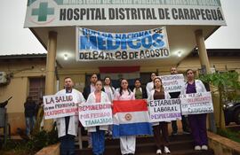Médicos dejaron sus consultorios para apoyar a los renunciantes y denunciaron falta de medicamentos e insumos en el Hospital de Carapeguá.
