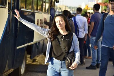 Las paradas llenas de pasajeros evidencian las reguladas de colectivos en el Área Metropolitana de Asunción.
