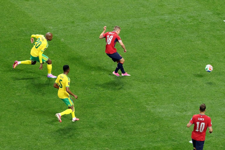 Michal Sadilek remata y anota el gol de República Checa contra Sudáfrica, en Atlanta.