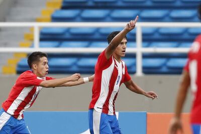 Allam Wlk Dure (d) de Paraguay celebra un gol  en un partido de la fase de grupos del Campeonato Sudamericano Sub'20 entre las selecciones de Paraguay y Argentina en el estadio Pascual Guerrero en Cali (Colombia).