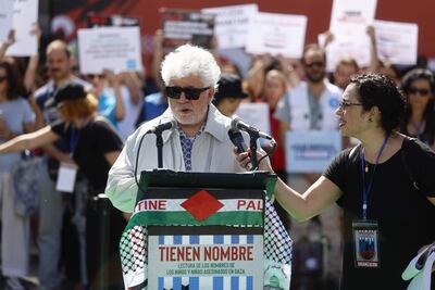 El director de cine Pedro Almodóvar participa en la lectura de los nombres de los niños y niñas asesinados en Gaza.