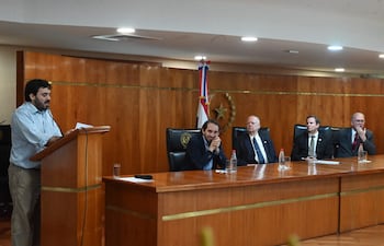 Dante Leguizamón, hijo de Santiago, habla en representación de la familia, durante el acto público de reconocimiento internacional y desagravio por el crimen de su padre.