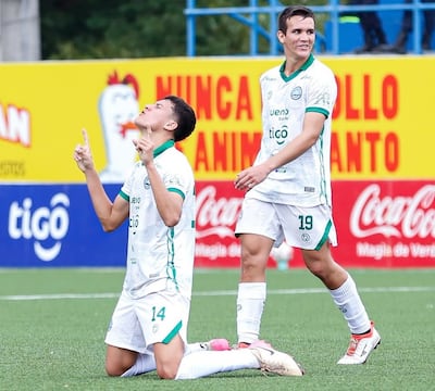 Ronald Cáceres (14), luego de registrar su gol, el sexto del Cristóbal Colón JAS. Atrás, Jonathan Melgarejo.