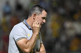 El argentino Víctor Eduardo Ceferino Bernay (55 años), entrenador de Guaraní.