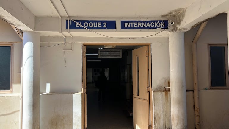 El sector de internación presenta paredes sin pintura, con fisuras y signos de humedad