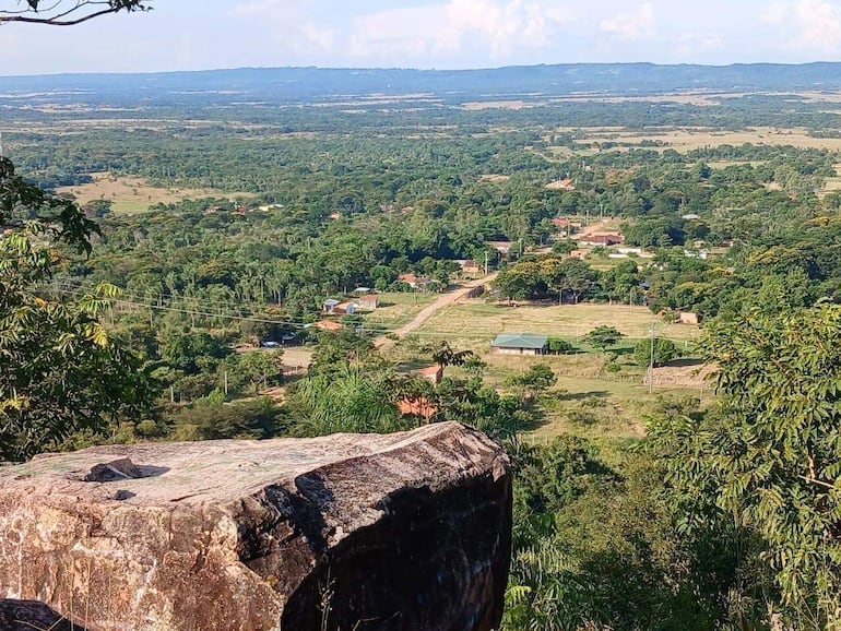 El cerro Itá Angu'á se convierte en punto de encuentro para la devoción y el turismo durante la Semana Santa en Pirayú.