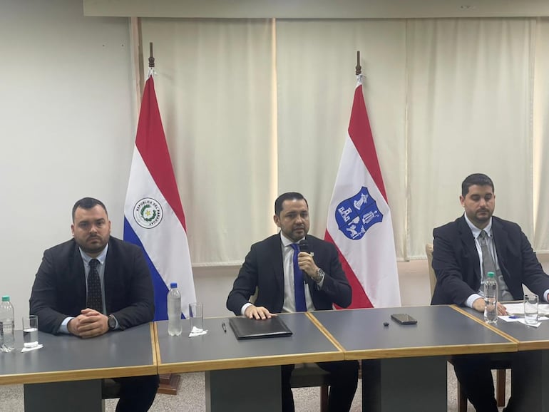 Luis Bello (c), intendente de Asunción, junto a su jefe de Gabinete, Máximo Medina (i), y el director de Hacienda, Victor Rivas (d).