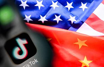 Combo de imágenes de TikTok y las banderas de China y Estados Unidos