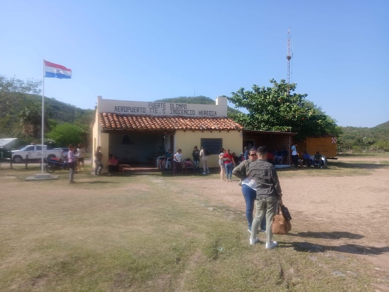Pasajeros del transporte aereo militar en Fuerte Olimpo