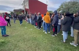 Con el frío, la gente igual se agolpó. Varios de ellos fueron arreados en buses.