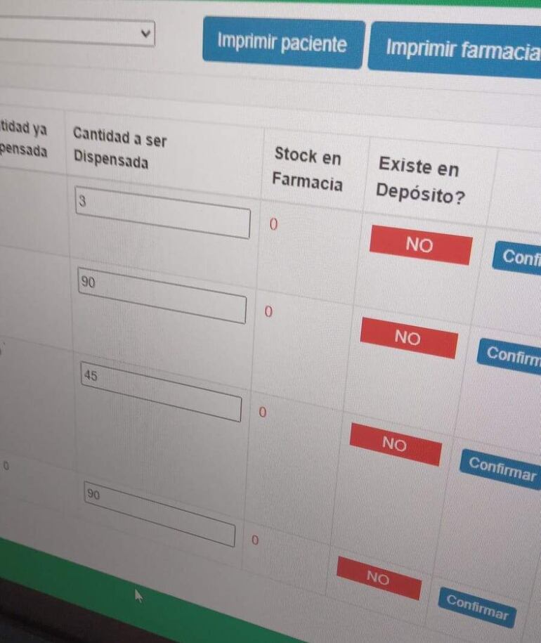 Pantalla de computadora con datos sobre stock farmacéutico, mostrando cantidades disponibles y negativas para dispensar.