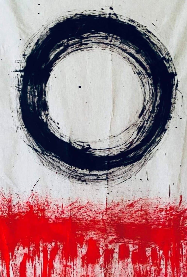 Obra abstracta en fondo claro con círculo negro y franja roja dispersa, evocando una estética artística contemplativa.