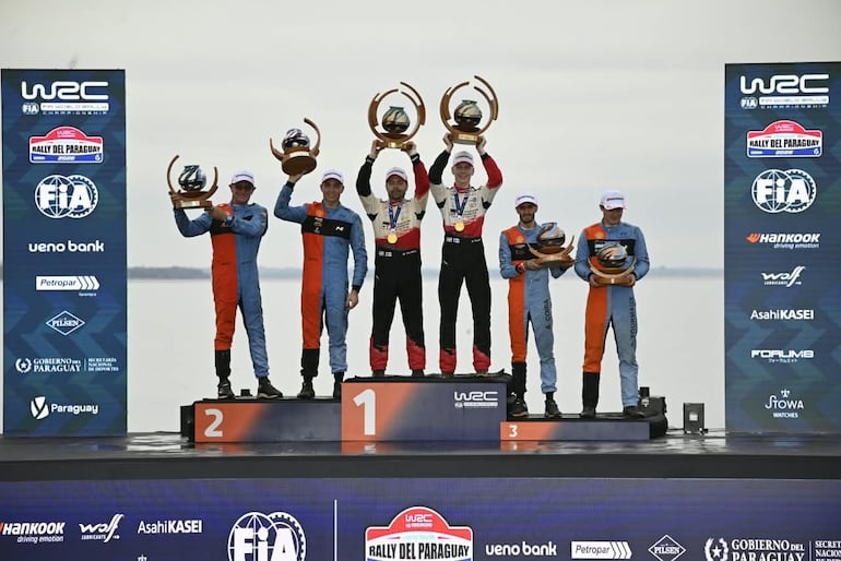 Los finlandeses Sami Pajari y Marko Salminen (c) festejan el triunfo en el Rally del Paraguay 2026.