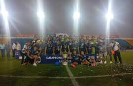 Celebración de los componentes del 15 de Mayo de Itapé en el estadio del Deportivo Capiatá.