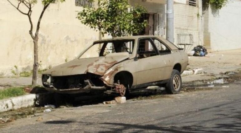 Vehículos abandonados se convierten en criaderos de mosquitos y otras alimañas.