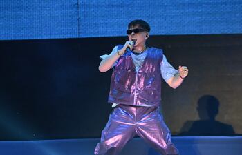 YSY A durante su presentación en el Puerto de Asunción. El trapero argentino ofreció un show lleno de energía.