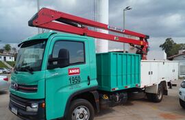 Vehículo que estaban utilizando los funcionarios de la Ande cuando ocurrió el percance