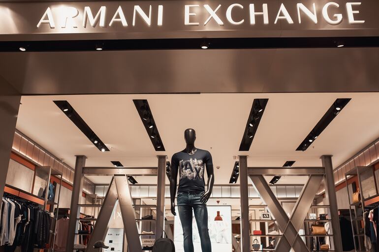 Prendas y accesorios de Armani se encuentran en SAX.