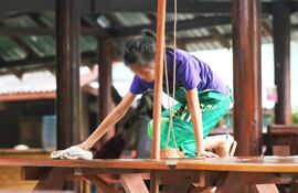 Criadazgo, explotación infantil, niños haciendo limpieza.