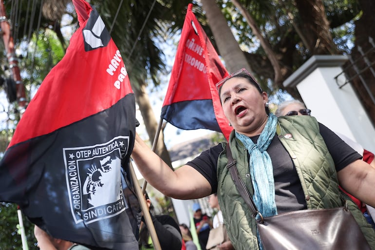 Maestros afiliados a cuatro agremiaciones sindicales en Paraguay participan en un manifestación para exigir un reajuste salarial del 8 %, nuevas contrataciones y un mayor presupuesto para la educación, este jueves en Asunción.