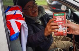 Con mucha alegría, los automovilistas recibieron su leche Trébol edición limitada de la Albirroja.