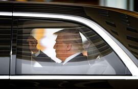 El presidente estadounidense Donald Trump saliendo del Aeropuerto Presidencial a su llegada a Abu Dabi, Emiratos Árabes Unidos.