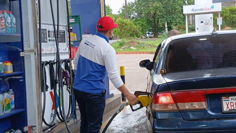 Suba de combustible: advierten que precios más bajos en Encarnación pueden atraer interés de compra desde Posadas, en Argentina