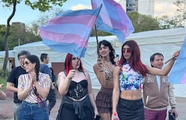 Manifestantes trans protestan en la Plaza de la Democracia contra proyectos legislativos restrictivos en Asunción.