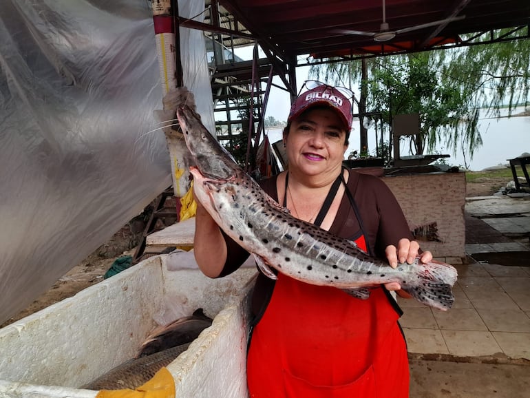 Trabajadores de la zona de Remanso muestran los pescados que están en oferta antes del inicio de la veda pesquera.