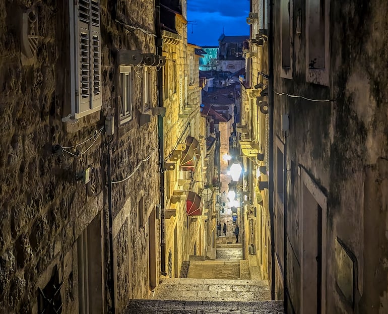 Vista nocturna de un callejón del casco antiguo de Dubrovnik, Croacia.