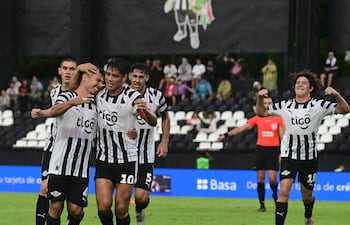 El defensor Néstor Giménez recibe las felicitaciones de sus compañeros tras anotar el tanto de lo que representó el primer triunfo liberteño en el torneo Apertura 2026.