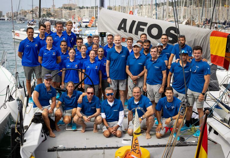 Felipe VI posa con la tripulación del Aifos en Palma de Mallorca. (JAIME REINA / AFP)