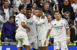 El delantero del Real Madrid Kylian Mbappé (2d) celebra con sus compañeros Jude Bellingham (i), Vini Jr. (2i) y Arda Güler (d) después de marcar el 2-0 en el partido entre el Real Madrid y el Celta de Vigo. EFE/ Blanca Míllez