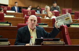 Walter Kobylanski participa en una discusión sobre un informe del BCP en el recinto legislativo.