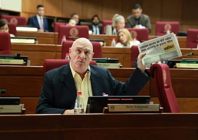 Walter Kobylanski participa en una discusión sobre un informe del BCP en el recinto legislativo.