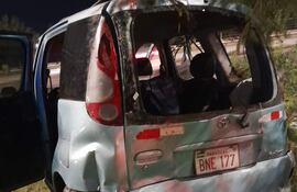 El automóvil siniestrado quedó sobre el paseo central.