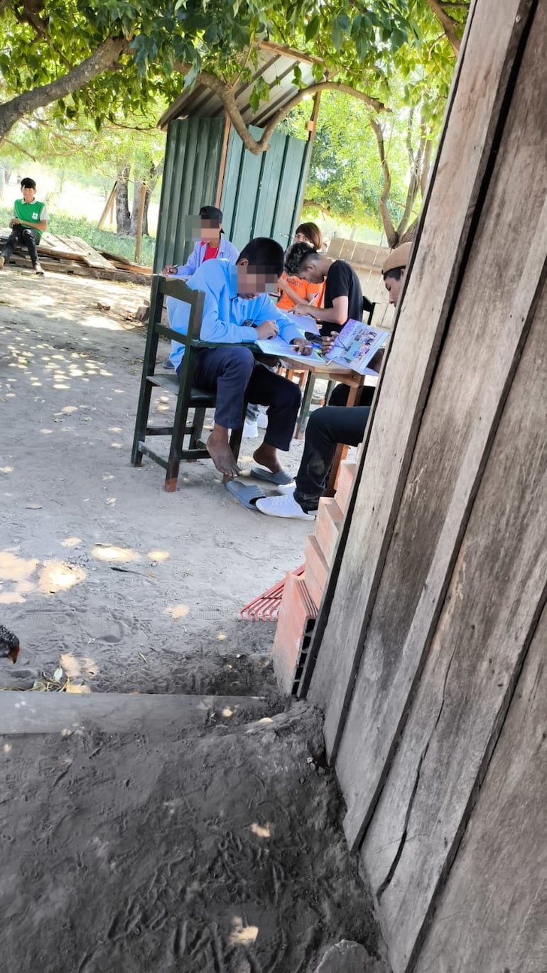 Niños dan clases bajo árboles, también por la falta de salas de clase en la escuela indígena de Puerto Pinasco.