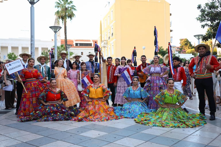 Estrella Godoy y Roberto Gubo, crearon el ballet Jeroky Paraguay en Europa. Forman parte de las giras europeas de danza de nuestro país.