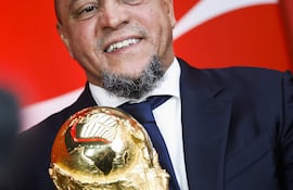El exjugador del Real Madrid y FIFA Legend, el brasileño Roberto Carlos, durante el acto de presentación este sábado de la Copa del Mundo de la FIFA, "Tour del trofeo", en el estadio Bernabéu en Madrid. El icónico trofeo de la Copa Mundial realizó este sábado una parada en el Bernabéu como parte de la gira internacional por 30 países que han organizado Coca-Cola y la FIFA como antesala al torneo de este año y que, en la capital española, ha tenido como embajadores a los exfutbolistas Aitor Karanka y Roberto Carlos.