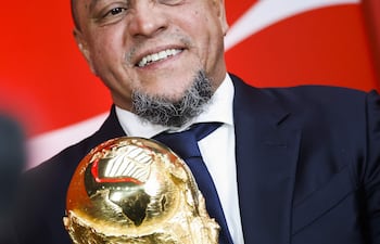 El exjugador del Real Madrid y FIFA Legend, el brasileño Roberto Carlos, durante el acto de presentación este sábado de la Copa del Mundo de la FIFA, "Tour del trofeo", en el estadio Bernabéu en Madrid. El icónico trofeo de la Copa Mundial realizó este sábado una parada en el Bernabéu como parte de la gira internacional por 30 países que han organizado Coca-Cola y la FIFA como antesala al torneo de este año y que, en la capital española, ha tenido como embajadores a los exfutbolistas Aitor Karanka y Roberto Carlos.