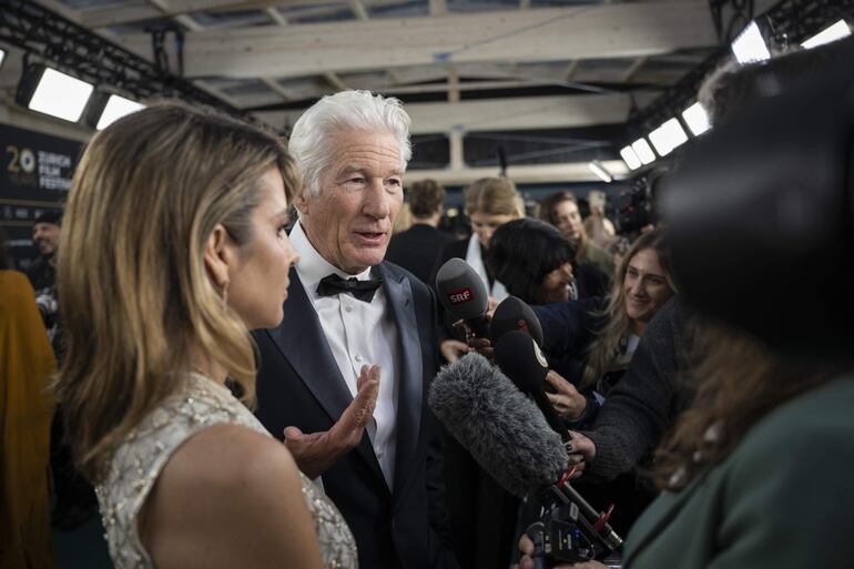¡Inseparables! El actor Richard Gere estuvo acompañado de su esposa Alejandra en todo momento, inclusive cuando fue abordado por la prensa presente en el Zurich Film Festival (ZFF). (EFE/EPA/ENNIO LEANZA)