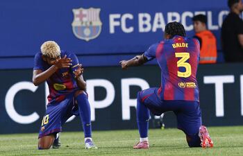 Lamine Yamal celebra su gol con su compañero Alejandro Balde.