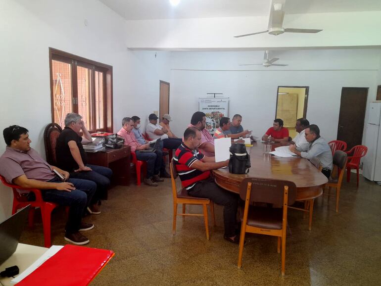 Reunión de concejales cuando se aprobó la ejecución del 2023, correspondiente a 5 gobernadores.