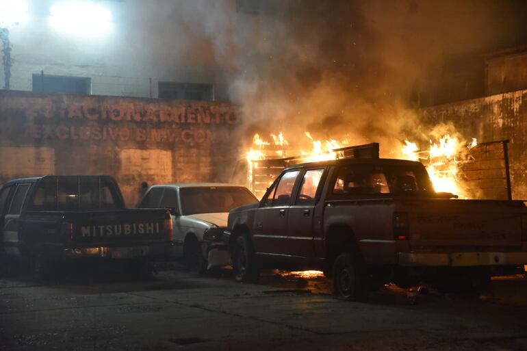 Vehículos en desuso del MUVH se ardieron en llamas en Asunción.