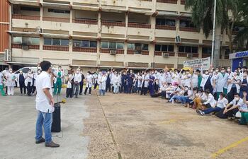 Asamblea de médicos residentes, en el predio del IPS.