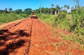 Con un tractor agrícola, vecinos tratan de dejar transitable el camino en la compañía Franco Isla, de Carapeguá.