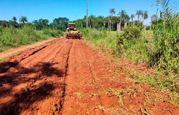 Con un tractor agrícola, vecinos tratan de dejar transitable el camino en la compañía Franco Isla, de Carapeguá.