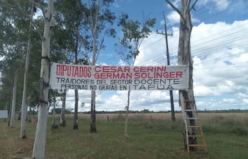 Docentes declaran personas no gratas a diputados cartistas a través de pasacalles en accesos a Coronel Bogado