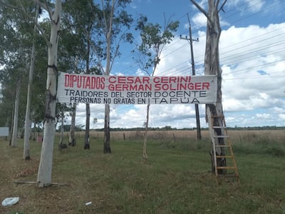Docentes declaran personas no gratas a diputados cartistas a través de pasacalles en accesos a Coronel Bogado